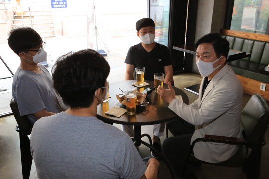 국민의힘 대선주자인 원희룡(오른쪽 첫번째) 전 제주지사가 29일 서울 서초구 소재 P 호프집에서 청년자영업자 3명과 맥주를 겸한 면담을 진행하고 있다.원희룡 캠프 제공